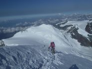 In discesa dal Lyskamm ovest. Sullo sfondo il Castore