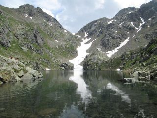 riflessi nel bellissimo Lago di Moregna