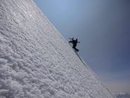 Giorgio Sborder in salita sulla ripida dorsale nevosa a quota 4600 circa