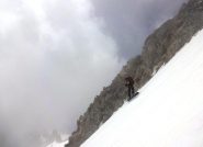 Giorgio Sborder  scende rilassato tra i vapori di nuvola