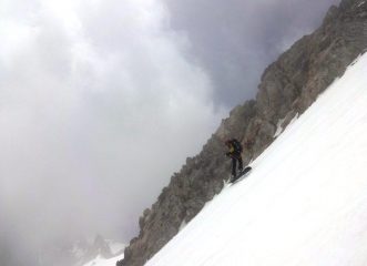 Giorgio Sborder  scende rilassato tra i vapori di nuvola