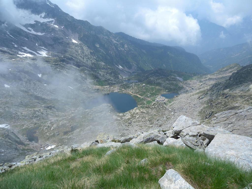 Dalla Punta della Barma l'area con la costruzione rifugio
