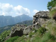 una della baite diroccate lungo il sentiero