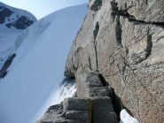 Dietro quella roccia il cavo sparisce nella neve per qualche metro