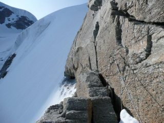 Dietro quella roccia il cavo sparisce nella neve per qualche metro