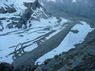 Morena affilata prima della parete rocciosa