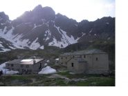 Il Rif. Cuney con l'annesso oratorio e sullo sfondo la Becca del Merlo.