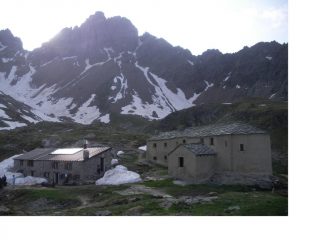 Il Rif. Cuney con l'annesso oratorio e sullo sfondo la Becca del Merlo.