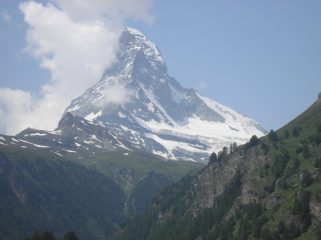 l' imponente piramide del cervino a destra la cresta dell'hornli a sinistra quella percorsa dalla via normale italiana