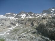 sotto il primo rifugio (che si vede al centro solo con foto ingrandita)