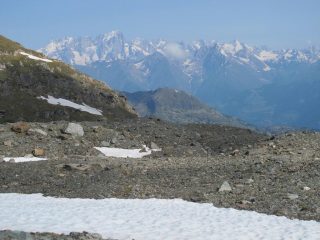 La conca morenica oltre la bastionata rocciosa, uno sguardo verso le Grandes Jorasses e il Dente del Gigante