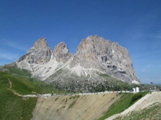 arrivo al Sella col Sassolungo in primo piano