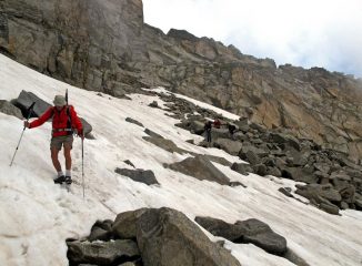 Sotto il colle piccoli nevai da attraversare