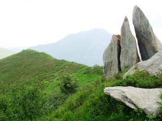 Le caratteristiche rocce sulla cima, ed il panoramico crinale che le precede