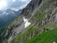 il sentiero passa a mezzacosta subito sotto i nevai