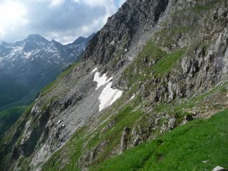 il sentiero passa a mezzacosta subito sotto i nevai