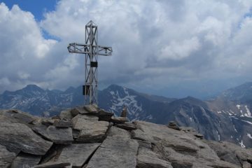 la croce di vetta del Pelvo di Ciabrera