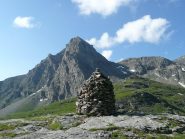 Ometto di pietre, segnala la presenza dell'alpeggio sottostante, imponente la sagoma del M.Pelvo di Massello