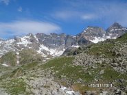 Dal sentiero è già visibile Il bivacco Revelli un puntino giallo, a sn a metà immagine