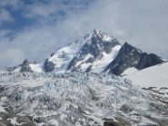 la bella mole della Chardonnet; il Migot si trova alla dx dei seracchi sospesi