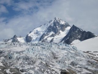 la bella mole della Chardonnet; il Migot si trova alla dx dei seracchi sospesi