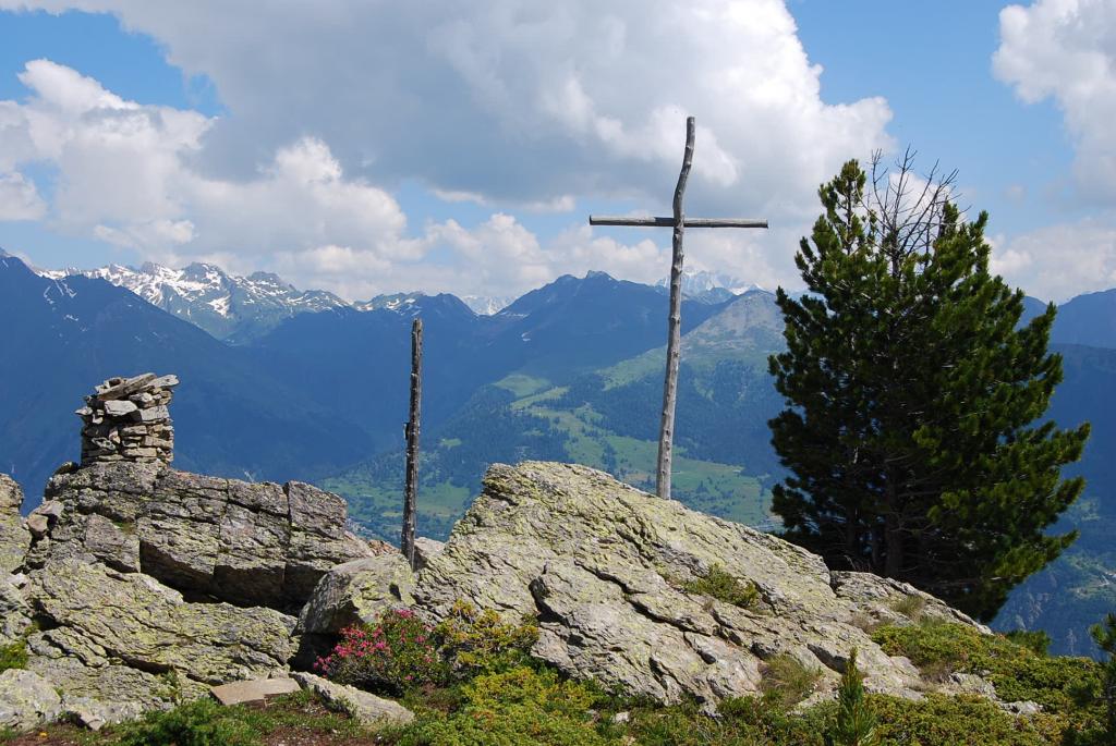 La Croce ed il grosso ometto sulla punta a NE