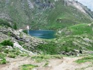 Il lago dal passo che lo precede, sotto il temporale