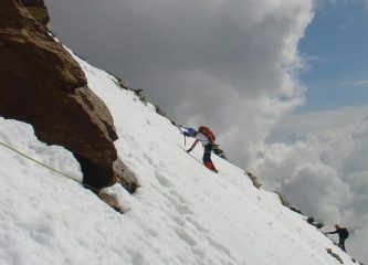 traverso su neve per aggirare un passaggio