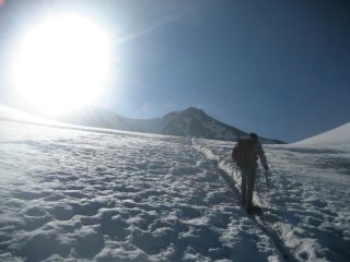 sul ghiacciaio al cospetto della vetta