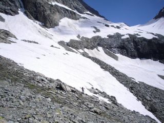 l'arrivo al bivacco,sullo sfondo il colle omonimo...