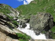 Il colle che precede il rifugio, visto dall'ultimo ponticello che attraversa il torrente