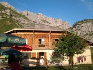 Chalet al col de l'Aulp e vetta in secondo piano