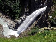 Bella cascata scendendo a Thumel