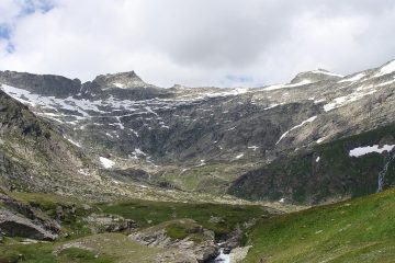dal pianoro vista verso la punta in alto a destra