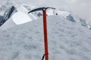 Vetta. Si nota la cresta verso il Breithorn centrale dietro la piccozza storica di Guglielmo, tornata tra i monti dopo anni di inattività