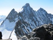 uno sguardo alla cresta di salita al Stecknadelhorn. All'apparenza ostica, ma in realtà, mantenendosi poco a dx del filo (numerosi segni di ramponi), la si percorre senza particolari problemi
