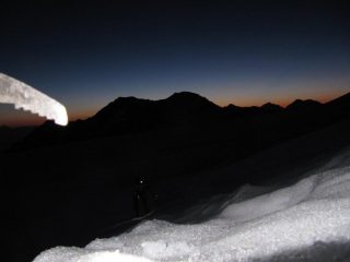 E' buio sul ghiacciaio (poco sotto il canalino al Dirrujoch)
