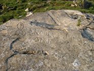 antiche scritte appena sopra il lago