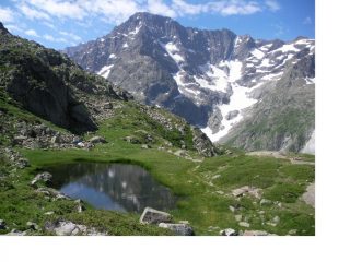 Il piccolo laghetto de Fetoules..gli fa da cornice l'imponente Aig. de L'Olan