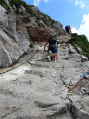 tratto di salita con le catene utili sulla roccia liscia