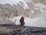Tratto della ferrata con giù in basso il Ghiacciaio del Vernel.