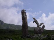 una volpe che punta un uccello....