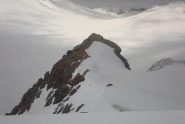 dalla roccia nera lo sperone con il mitico Bivacco Rossi Volante mt 3800