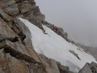 passaggio delicato con corda fissa sepolta nella neve