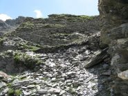 i muretti del sentiero resistono ancora dopo 60 anni