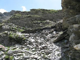 i muretti del sentiero resistono ancora dopo 60 anni