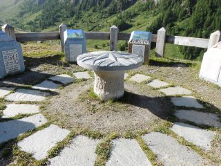 Luogo della memoria alla partenza della sterrata