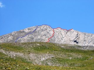 In rosso la mia salita, in blu la discesa che stacca dal masso di cresta