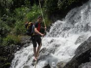 Lavaggio rigenerante ai piedi sul sentiero di discesa