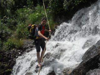 Lavaggio rigenerante ai piedi sul sentiero di discesa